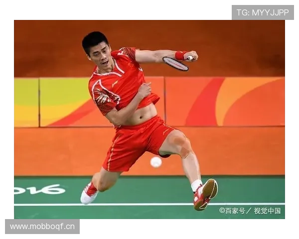 傅海峰真是累觉不爱了，打完比赛回家连沙发都懒得坐，直接瘫倒那堆名表旁边了