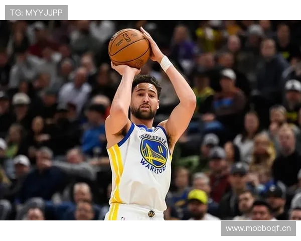 克莱·汤普森无球跑动拉开空间，三分效率领跑联盟