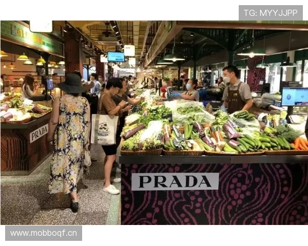 蔡赟逛菜市场像走秀，手里拎的全是名牌袋子，我默默把手里的葱放下