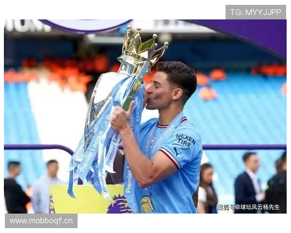 阿尔瓦雷斯出门买个面包那气势跟领奖一样——钱包估计比奖杯还亮